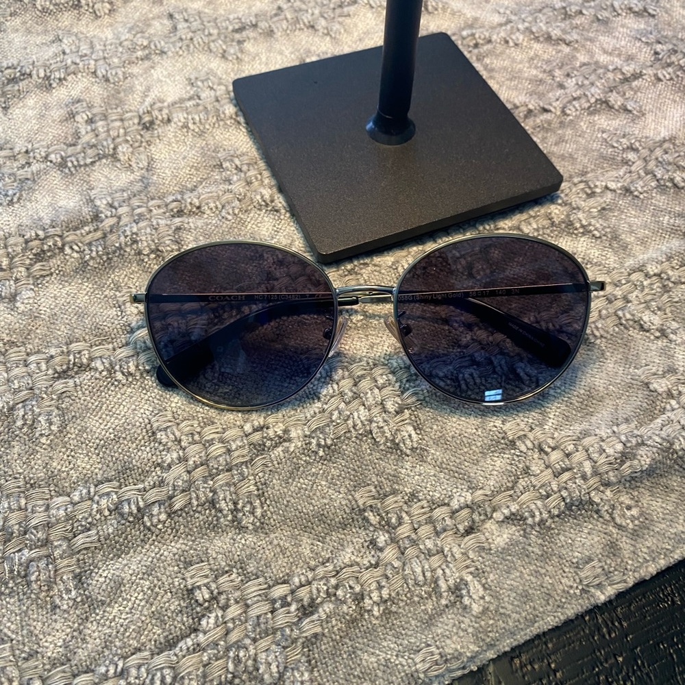 🌺 New Coach Black Sunglasses - Picture 9 of 9